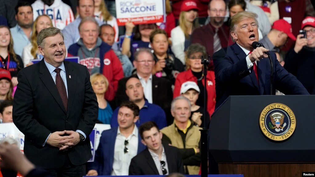 El presidente Donald Trump habla en apoyo del candidato republicano Rick Saccone, durante un mitin en Moon Township, Pensilvania, el sÃ¡bado 10 de marzo.