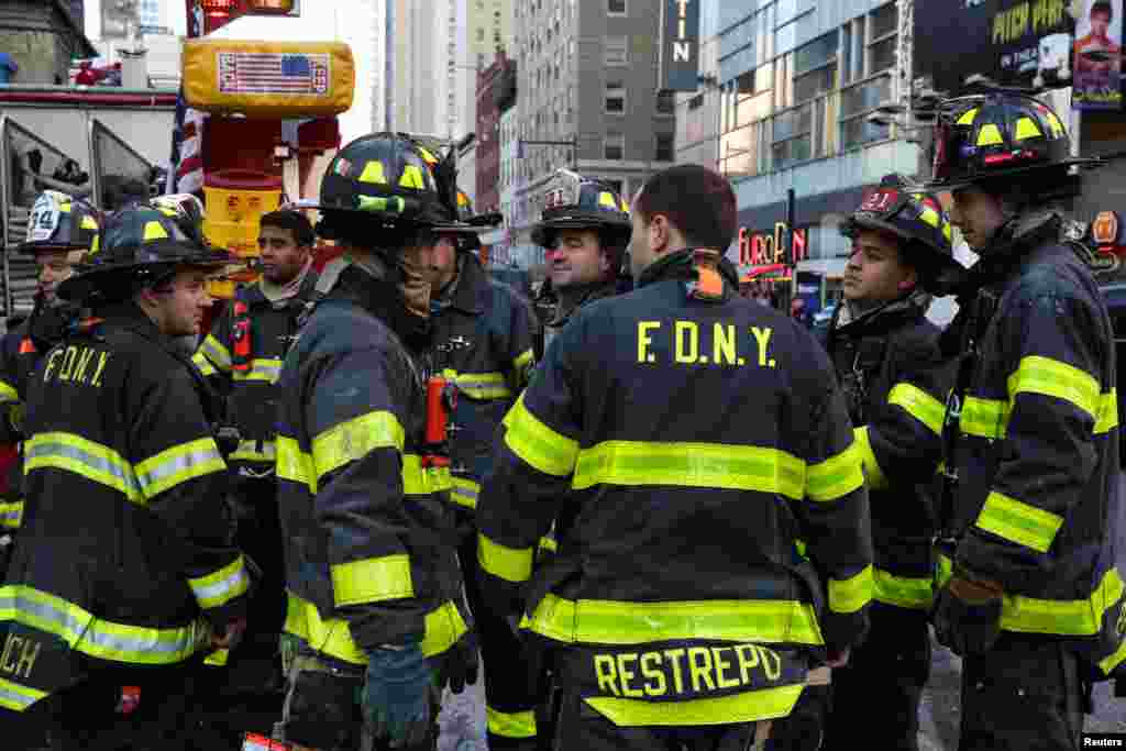 Para petugas dari Dinas Pemadam Kebakaran New York (FDNY) berjaga dekat Terminal Bus Port Authority, setelah laporang mengenai sebuah ledakan di Manhattan, New York, 11 Desember 2017.