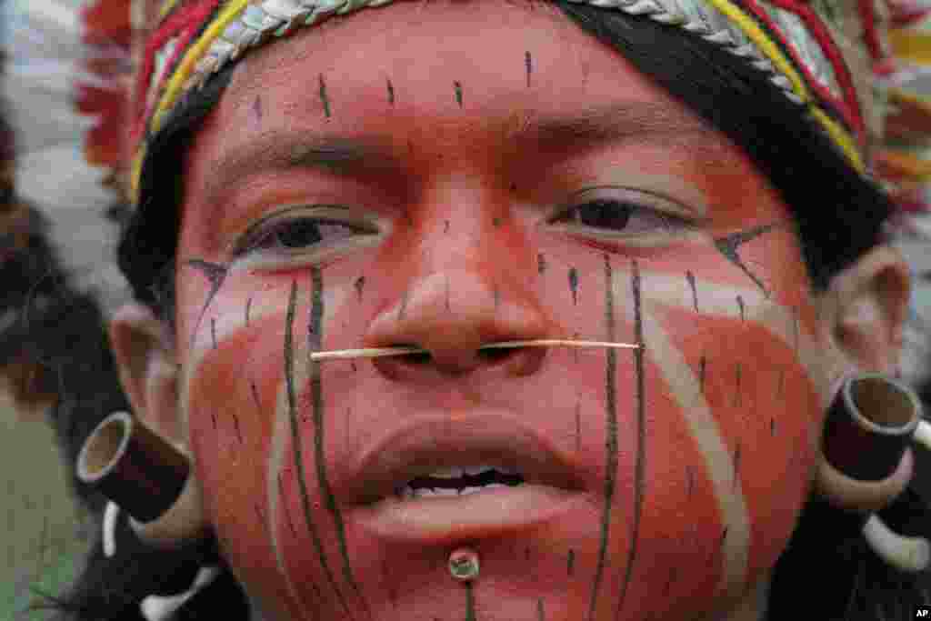 Một thổ dân người Pataxo tham gia trong ngày đầu tiên của cuộc biểu tình Huy động người bản địa quốc gia tại thủ đô Brasilia, Brazil. Cuộc biểu tình nhằm phản đối một đề xuất sửa đổi hiến pháp được gọi là PEC 215 mà theo đó sửa đổi các quy định về ranh giới của những vùng đất thuộc người bản địa.