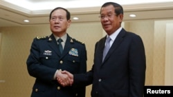 2018年6月18日中国国防部长魏凤和（左）在柬埔寨金边会晤柬埔寨首相洪森