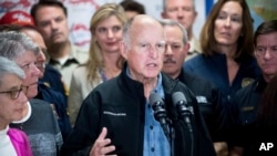 Le gouverneur de la Californie, Jerry Brown, lors d'une conférence de presse sur les incendies le 9 décembre 2017 à Ventura, en Californie.