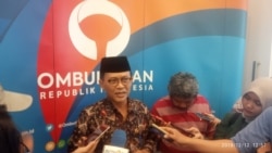 Anggota Ombudsman Ahmad Suadi bersama perwakilan Bappenas dan Kemenko Pembangunan Manusia dan Kebudayaan saat meluncurkan buku potret pelayanan publik di daerah dan kelompok marjinal di Jakarta, Kamis (12/12/2019).