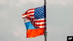 Zastave Rusije i SAD na aerodromu u Moskvi
