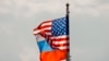 ARHIVA - Zastave Rusije i SAD na aerodromu u Moskvi pred dolazak bivšnjeg državnog sekretara Reksa Tilersona u posetu, 1. septembra 2017. (Foto: AP/Ivan Sekretarev)