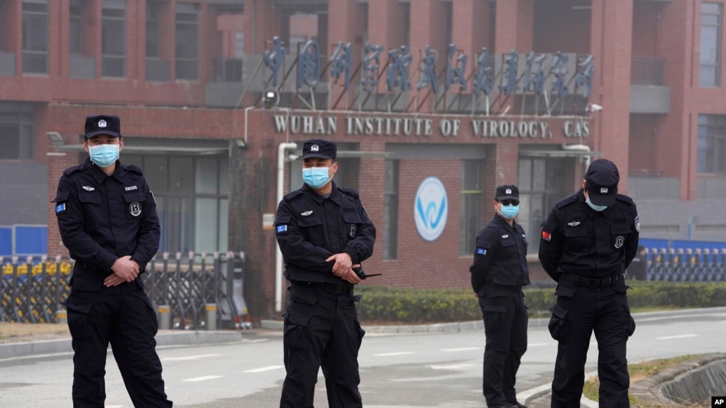 当世卫组织新冠病毒源头调查组视察武汉的中国科学院病毒研究所期间，中国保安人员在研究所外站岗。 （2021年2月3日）(photo:VOA)