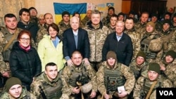 Джон Маккейн на сході України.