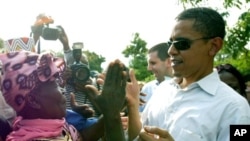 Ông Obama hồi còn là thượng nghị sĩ và bà nội Sarah Hussein Obama tại làng Nyongoma Kogelo, phía tây Kenya, ngày 26/8/2006. 