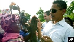 지난 2006년 미국 상원의원 시절 케냐를 방문한 바락 오바마 대통령(오른쪽). (자료사진)