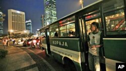 Bus tempat pengamen mencari uang di Jakarta. (Foto: Dok)