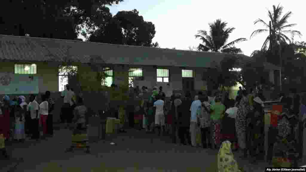 A noite cai, mas a assembleia de voto de Cabo Delgado continua a receber eleitores. Moçambique, 15 Out. 2014