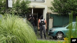 Descente de police dans une banlieue de Paris après une attaque à la voiture-bélier contre six soldats français, le 9 août 2017.