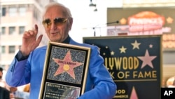 Chantè e konpozitè Charles Aznavour nan yon seremoni ki t ap onore li avèk yon etwal nan "Hollywood Walk of Fame in Los Angeles/Salon Selebrite Holiwood la nan Los Angeles" jedi 24 out 2017. (Foto: AP Photo/Damian Dovargane).د