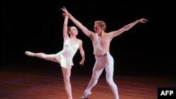 Ngôi sao ballet David Hallberg, phải, và Tiler Peck trình diễn tại New York, 2/6/2010