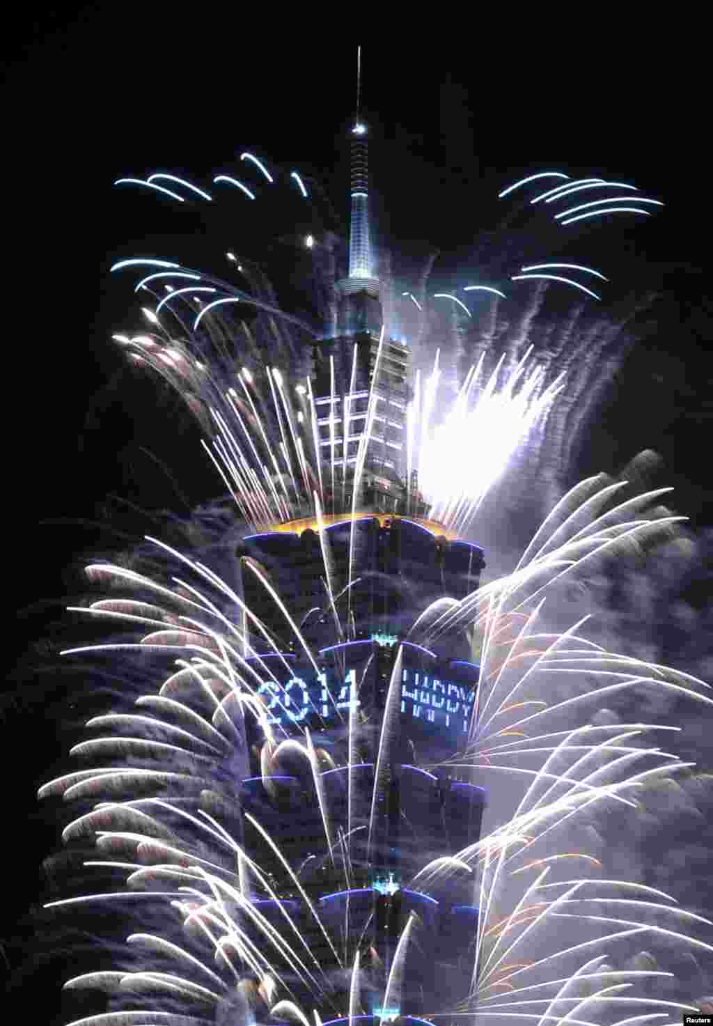 Fireworks explode from Taiwan&#39;s tallest skyscraper, the Taipei 101 during New Year celebrations in Taipei.