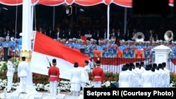 Pasukan Pengibar Bendera bersiap mengibarkan bendera merah putih menandai puncak perayaan HUT ke-76 Republik Indonesia, 17 Agustus 2017 di Istana Merdeka, Jakarta. (Foto: dok).