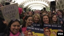 Para peserta protes Women's March di Washington, D.C. (21/1). (VOA/Eva Mazrieva)