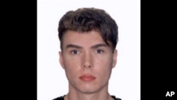 Luka Rocco Magnotta (29 tahun) ditangkap interpol Jerman di sebuah warnet di Berlin (Foto: dok). Magnotta, tersangka pelaku pembunuhan mutilasi akan diekstradisi ke Kanada dan menghadapi tuntutan hukum di negaranya. 