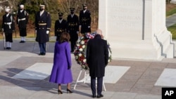 El presidente Joe Biden y la vicepresidenta Kamala Harris depositan una ofrenda floral en la Tumba del Soldado Desconocido, Cementerio Nacional de Arlington, 21 de enero de 2021. // Foto de Joshua Roberts / Pool vía AP (AP)