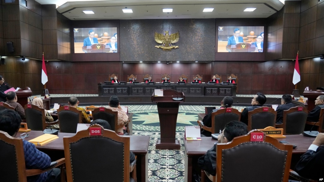Hakim membuka sidang pertama gugatan pilpres 2024 yang diajukan oleh capres Ganjar Pranowo dan Mahfud MD, di Mahkamah Konstitusi, Jakarta, Rabu, 27 Maret 2024. (Foto: Achmad Ibrahim/AP Photo)