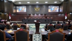 Hakim membuka sidang pertama gugatan pilpres 2024 yang diajukan oleh capres Ganjar Pranowo dan Mahfud MD, di Mahkamah Konstitusi, Jakarta, Rabu, 27 Maret 2024. (Foto: Achmad Ibrahim/AP Photo)