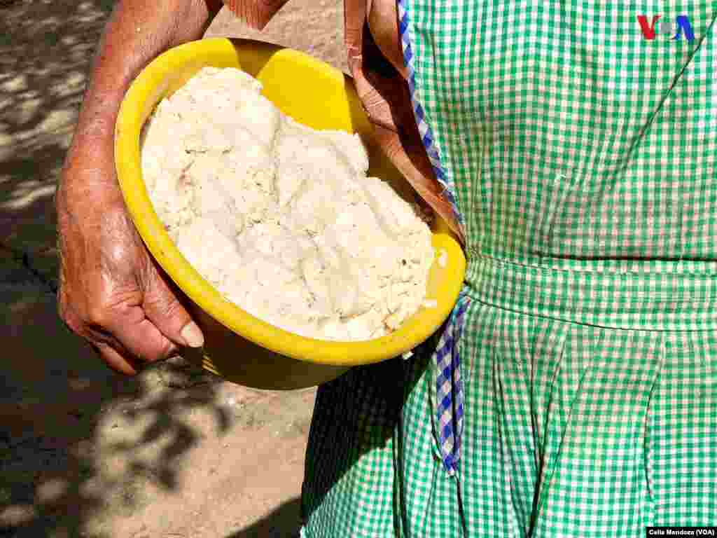 Imagen de un familiar de Yeni que está a camino para hacer tortillas con ingredientes listos.