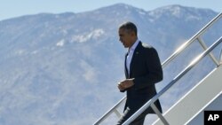 Tổng thống Barack Obama bước xuống chuyên cơ Air Force One khi đến Sân bay Quốc tế Palm Springs, ngày 12 tháng 2, 2016 ở Palm Springs, California. 