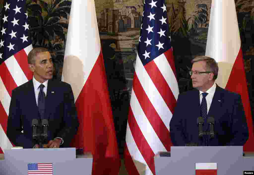 Le président américain Barack Obama s&#39;adresse au cours d&#39;une conférence de presse conjointe avec le président polonais Bronislaw Komorowski à Belveder Palace à Varsovie, le 3 Juin 2014.