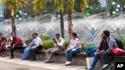 কলকাতার এক পার্কে বসে স্থানীয়রা স্বস্তি পাচ্ছেন, কিন্তু চরম অস্বস্তিতে আছেন বাংলাদেশ থেকে আসা আওয়ামী লীগ কর্মীরা। ফটোঃ ৩১ জানুয়ারি, ২০২৫। 