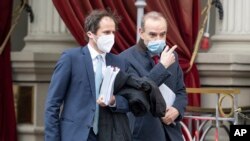 İran nükleer anlaşmasını canlandırmak için yapılan görüşmeleri yürüten Avrupa Birliği yetkilisi Enrique Mora (sağda), görüşmelerin yapıldığı Grand Hotel Wien'in önünde. 