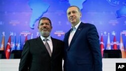 Pemimpin Turki Recep Tayyip Erdogan (kanan) saat bertemu Presiden Mesir, Mohammed Morsi September tahun 2012 (foto: dok). Erdogan mengecam keras penggulingan Morsi oleh militer Mesir.