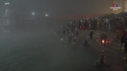 Կորոնավիրուսը չի խոչընդոտել հնդիկներին Գանգես գետում լողալ՝ Կումբ Մելա կրոնական արարողության ավանդույթի համաձայն: