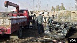 Polisi Afghanistan memeriksa bom pinggir jalan yang menewaskan Gubernur di Kandahar, 15 Juni 2010.