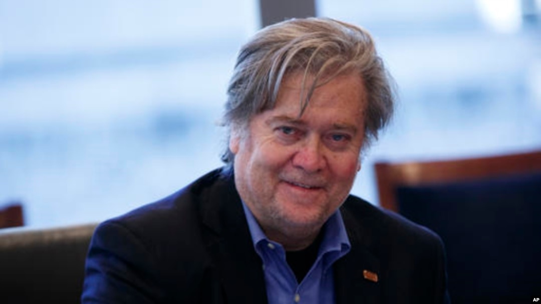 Ông Steve Bannon từng điều hành một trang mạng có lập trường cực hữu, cổ vũ các lập trường của thành phần theo chủ nghĩa độc tôn da trắng, và miệt thị các nhóm thiểu số.
