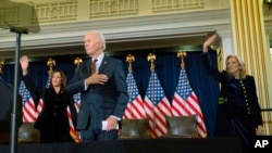 De izquierda a derecha, la vicepresidenta Kamala Harris, el presidente Joe Biden y la primera dama Jill Biden en la recepción navideña del Comité Nacional Demócrata en el Hotel Willard en Washington, el domingo 15 de diciembre de 2024. AP