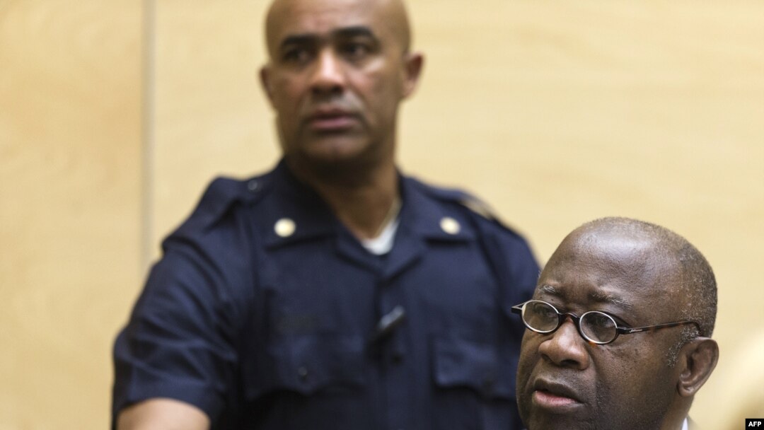 Mantan Presiden Pantai Gading, Laurent Gbagbo (kanan) tampil dalam sidang dengar pra-peradilan terkait tuduhan atas kejahatan kemanusian di Pengadilan Kejahatan Internasional di Den Haag, 19 Februari 2013 (foto: AFP Photo/Michael Kooren)