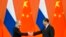 Tổng thống Nga Putin bắt tay Chủ tịch Trung Quốc Tập Cận Bình tại lễ trao huân chương, 8/6/2018