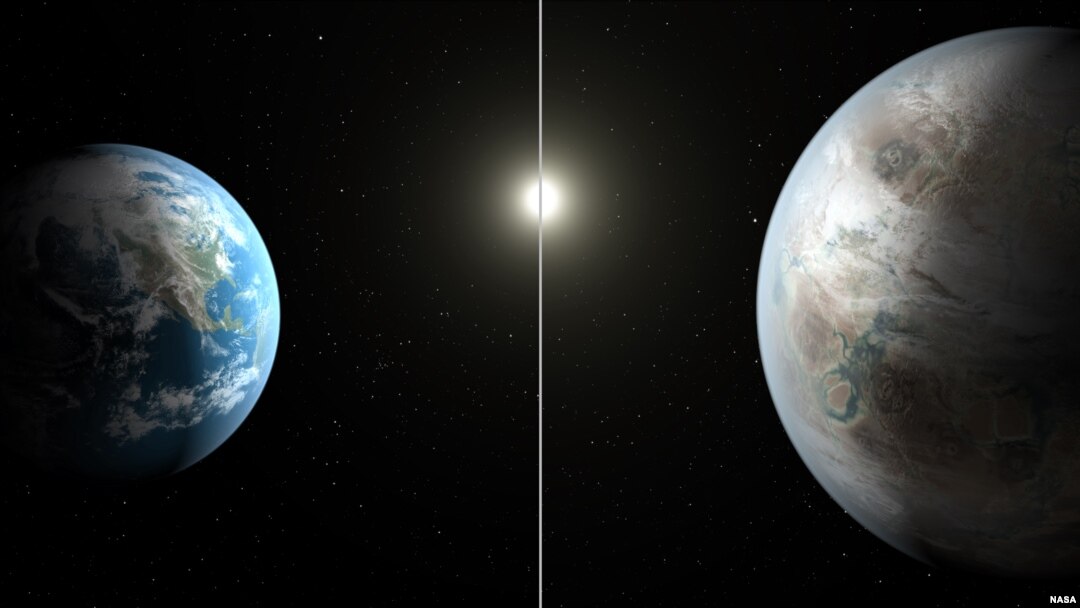 Gambar ilustrasi artistik yang membandingkan planet Bumi (kiri) dengan planet baru yang disebut Kepler-452b, yang lebih besar sekitar 60 persen dari bumi (Image credit: NASA/Ames/JPL-Caltech/T. Pyle)