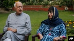 Mantan pemimpin kawasan Jammu dan Kashmir Mehbooba Mufti (kanan) dan Presiden Konferensi Nasional Farooq Abdullah, di Srinagar, India, 4 Agustus 2019. (AP Photo/Mukhtar Khan)