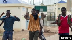 Des migrants africains jubilent à leur arrivée au centre d'immigration de Melilla après avoir traversé la frontière entre le Maroc et cette enclave nord-africaine sous administration espagnole, le 26 juin 2016.