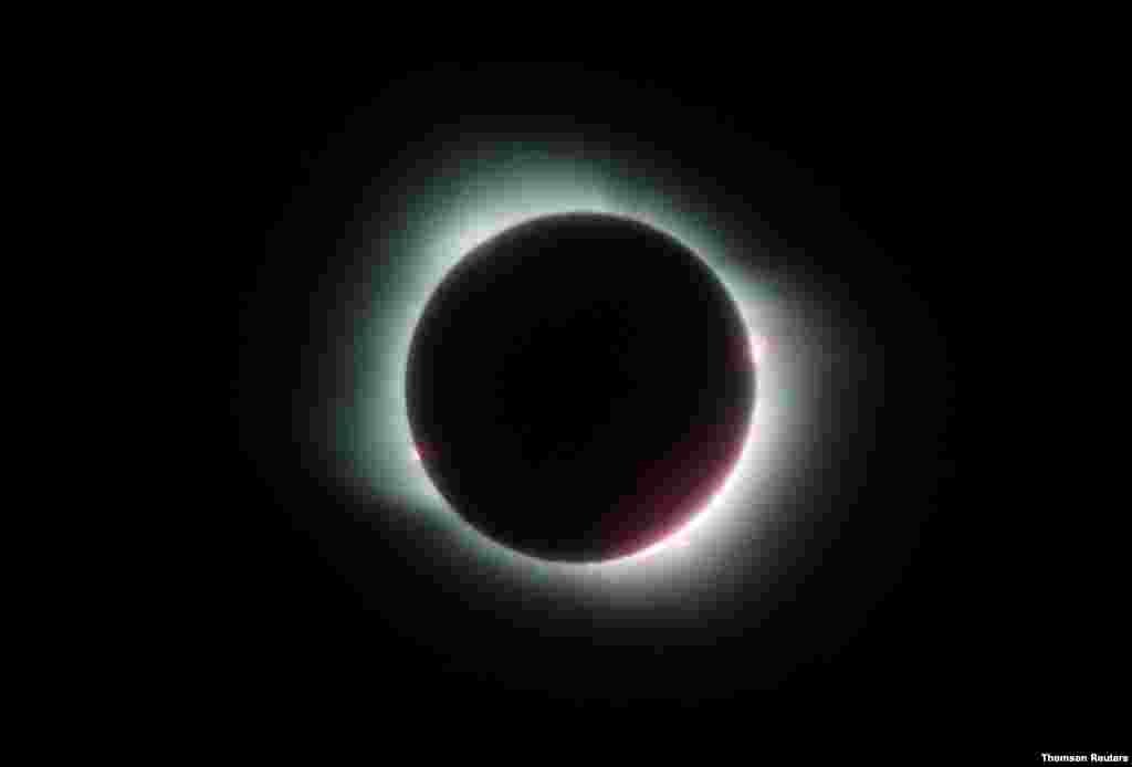 아르헨티나 피에드라 델 아귈라에서 달이 태양을 완전히 가리는 개기 일식 현상이 관측됐다. 