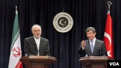 Menlu Turki Ahmet Davutoglu (kanan) dan tamunya, Menlu Iran Ali Akbar Salehi saat mengadakan konferensi pers bersama di Ankara (19/1).