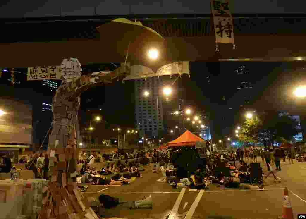 有香港藝術工作最近製作撐著黃色雨傘的民主像放在金鐘佔領場地(美國之音湯惠芸攝)