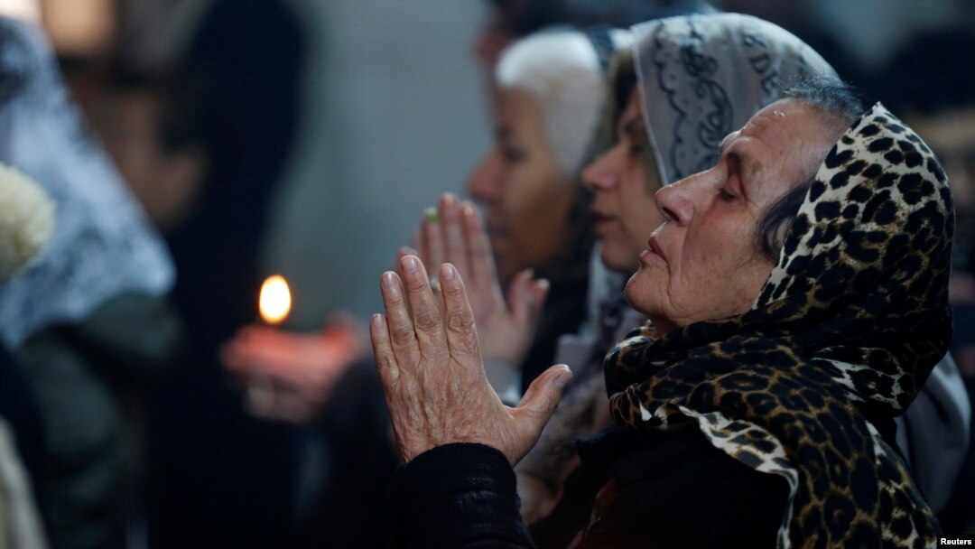 Umat Kristen Irak menghadiri misa pada malam Natal di gereja Mar Shimoni di kota Bartella, Mosul timur, 24 Desember 2016.