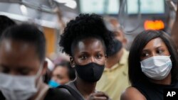 Personas con mascarillas caminan por una estación del Metro en Sao Paulo, Brasil, el miércoles 1 de diciembre de 2021. (AP Foto/Andre Penner)
