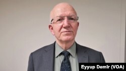 Profesorê Zagona Bingehî û parlementerê CHP Îbrahîm Kaboglu