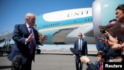 دونالد ترامپ در حال گفت‌وگو با خبرنگاران در فینیکس،‌ آریزونا