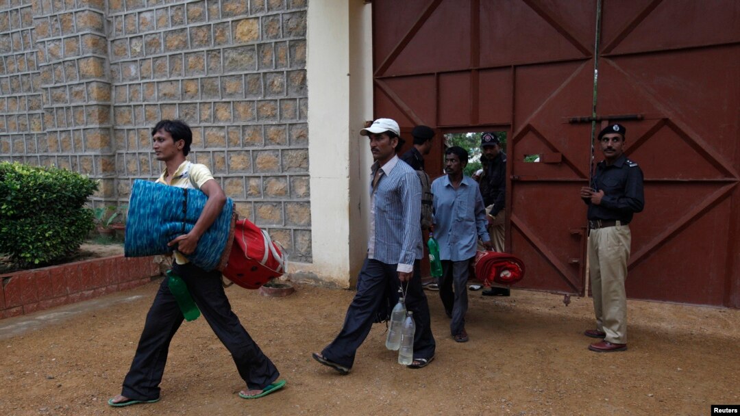Ngư dân Ấn Ðộ bước ra khỏi cổng nhà tù Quận Malir của Karachi, ngày 23/8/2013.
