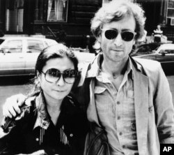 John Lennon dan istrinya Yoko Ono tiba di studio rekaman The Hit Factory di New York City, pada 22 Agustus 1980. (Foto: AP/Steve Sands)