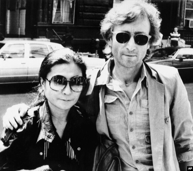 John Lennon dan istrinya Yoko Ono tiba di studio rekaman The Hit Factory di New York City, pada 22 Agustus 1980. (Foto: AP/Steve Sands)