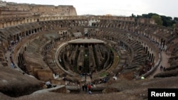 FILE - People visit Rome's ancient Colosseum, Oct. 14, 2010. (REUTERS/Alessandro Bianchi/File Photo)